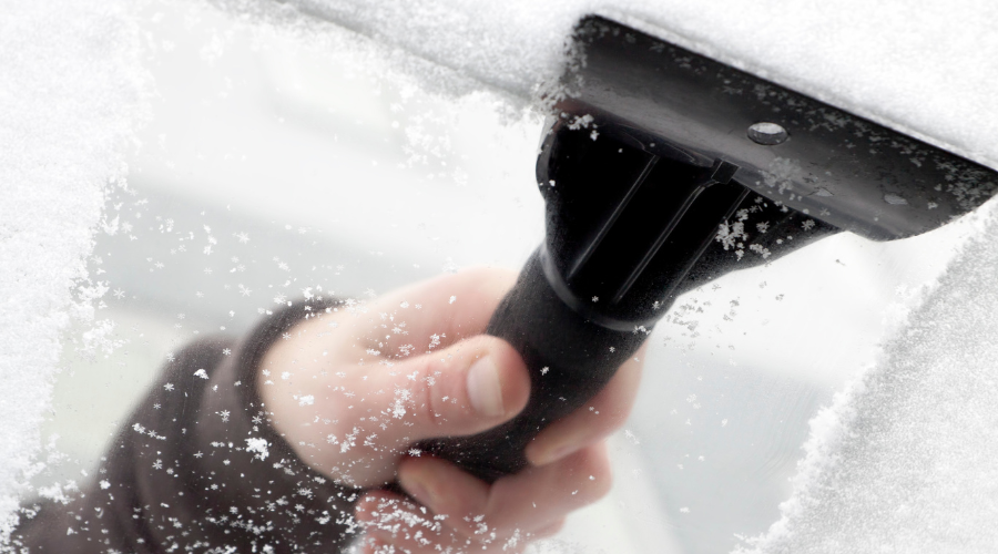 Zimowe niezbędniki dla kierowcy – co warto mieć w aucie?